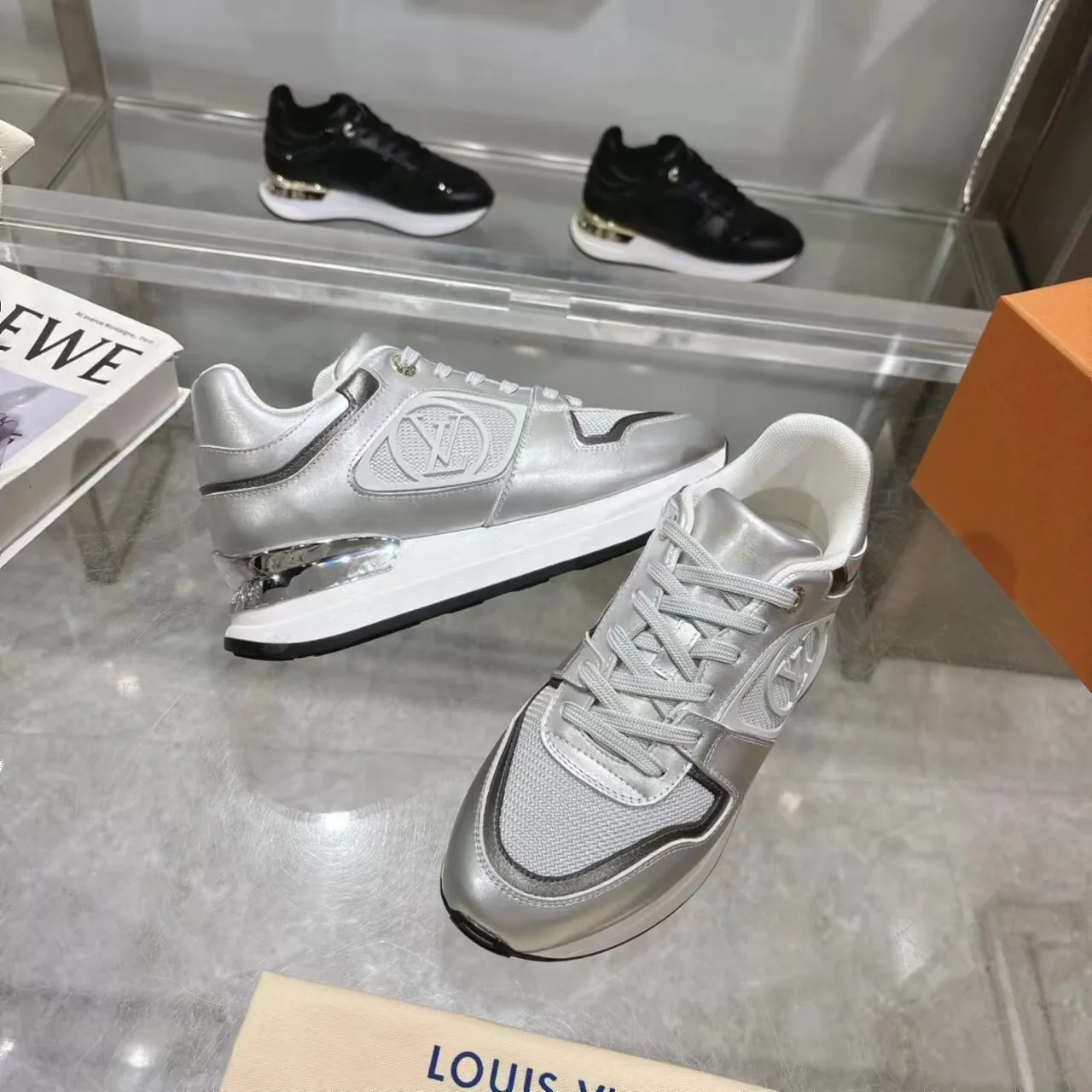 👟👟Ex-factory price 640👟👟 Men's size +10 Louis Vuitton's official website synchronizes the 2024 couple's models, this Neo Run Away sneakers are inspired by running shoes, integrating LV's iconic must-have shoes into the trend. This version is a 1:1 replica of the original version, reinterpreting Damier canvas with cow leather and mesh fabrics, highlighting its simple lines and unique wedge outsole. The main details include the LV initials on the side and the engraved gold heel stabilizer on the back plus a hidden insole. 2cm. Sizes 35-42, 39-46. Full package. High version. New and old customers are welcome to inquire.